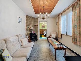 Goed gelegen, charmante woning met garage en rechtstreekse toegang tot de tuin, die tal van mogelijkheden biedt.Op het gelijkvloers vindt u een...