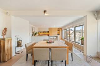 Beautifully located exclusive penthouse with 3 bedrooms and 2 bathrooms, right in the city center, near Baron Casier Park and within walking...
