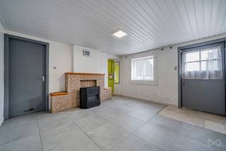 We Invest Mons vous propose cette maison mitoyenne située à Cuesmes proche des facilités.Cette dernière est composée d'un espace salon, d'une...