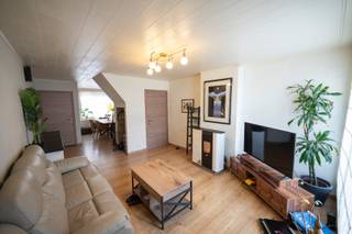 Centraal, doch rustig gelegen in dorpskern, op boogscheut invalsweg en openbaar vervoer vinden we deze leuke grotendeels gerenoveerde woning terug.De...