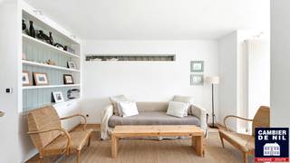 Centraal gelegen penthouse. Indeling: inkom, woonkamer/salon met open haard, volledig ingerichte keuken uitgevend op het terras. Master bedroom met badkamer. Boven : tweede slaapkamer met tweepersoonsbed en derde slaapkamer met stapelbedden. Aparte douche. Mogelijkheid tot aankoop van de garage op het gelijkvloers. EPC: 159 kWh/m²/jaar