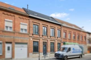 Deze woning onderging een grondige renovatie en biedt uitzonderlijk veel ruimte. De woning beschikt over maar liefst 7 slaapkamers, 3 badkamers met toilet en inloopdouche en 3 volledig uitgeruste keukens met nieuwe toestellen. Daarnaast is er een ruime tuin, een achteringang voor fietsen en een ruime inkomhal. De woning is bovendien overal modern afgewerkt met inbouwspots.
Dankzij de indeling kan de woning perfect functioneren als drie woonunits binnen één huis, zonder aparte trappenhal. Hierdoor is ze ideaal als kangoeroewoning, voor grote gezinnen of voor mensen die op zoek zijn naar veel woonruimte.
Op het gelijkvloers bevindt zich vooraan een ruime berging en een woonkamer. Verder zijn er drie slaapkamers en een badkamer met inloopdouche en toilet.
De eerste verdieping beschikt over een ruime nachthal, een grote woonkamer, twee slaapkamers en een badkamer met inloopdouche en toilet.
De zolderverdieping werd zeer mooi afgewerkt en heeft een loftgevoel. Hier bevinden zich opnieuw twee slaapkamers, een ruime woonkamer, een open keuken en een badkamer met inloopdouche en toilet.
De combinatie van ruimte, renovatie en flexibele indeling maakt deze woning bijzonder geschikt voor meerdere generaties onder één dak, co-housing of een groot gezin dat op zoek is naar comfort en ruimte.<br />Wil je deze woning graag bezichtigen maak dan een afspraak via info@uw-huis.be of bel ons tijdens de openingsuren via 052 46 38 03
