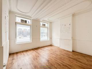 CHARMANT DAKAPPARTEMENT met HANDELS-/KANTOORRUIMTE in het HART van RONSE. Dit pand biedt dankzij zijn FUNCTIONELE INDELING en CENTRALE LIGGING de ideale basis voor wie op zoek is naar een BETAALBAAR OPBRENGSTEIGENDOM of een STARTERSWONING. Dankzij de ligging in de Hoogstraat, op wandelafstand van winkels, scholen en openbaar vervoer, geniet u van alle voorzieningen binnen handbereik.<br />Op het gelijkvloers beschikt dit pand over een praktische handels- of bureauruimte, ideaal voor zelfstandige activiteit of kantoor. Op de 1ste verdieping geeft de inkomhall toegang tot een slaapkamer, een open bergruimte en een badkamer. Achteraan bevindt zich een zeer ruime leefruimte met open keuken, die zorgt voor een aangename lichtinval en een luchtig woongevoel.<br /><br />!! Appartement met handelsruimte kunnen samen of afzonderlijk worden verkocht – €165.000 (appartement €140.000 + handelsruimte €25.000) !!<br /><br />Adres: Hoogstraat 15 te Ronse<br /><br />EPC: 280 kWh/m², G-score A + P-score A, Geen renovatieverplichting van toepassing