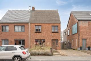 Deze gerenoveerde halfopen bebouwing ligt op slechts 350 meter van het gezellige dorpsplein. Hier geniet je van alles wat de buurt te bieden...