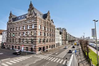 Dit ruime appartement combineert veel natuurlijk lichtinval met een uniek Scheldezicht via de grote raampartijen. Het 2-slaapkamerappartement van...