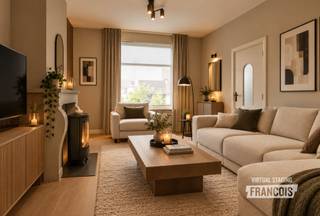 UITERST RUIME WONING MET 3 SLAAPKAMERS, 2 WOONKAMERS, 2 KEUKENS EN ZONNIGE TUIN<br /><br />OPEN HUIS OP 17/10 OP AFSPRAAK VAN 10U TOT 12U!<br /><br />Op zoek naar ruimte, mogelijkheden en een woning die u volledig naar eigen wensen kunt benutten? Deze ruime woning heeft heel wat troeven en biedt dankzij de veelzijdige indeling tal van mogelijkheden.<br /><br />Bij het binnenkomen wordt u verwelkomd in een mooie karaktervolle en ruime inkomhal die meteen een aangenaam gevoel van ruimte geeft. De woning beschikt over maar liefst twee grote woonkamers en twee keukens, wat zorgt voor een bijzonder flexibele indeling. Ook zijn er twee badkamers en twee toiletten aanwezig. Verder zijn er 3 slaapkamers en een aparte hobbykamer, ideaal als bureau, speelkamer, hobbyruimte of extra kamer naargelang uw behoeften.<br /><br />Ook praktisch heeft deze woning heel wat te bieden. Er is een kelder, een carport en achteraan is er een achteruitgang met extra bergruimte, bijzonder handig voor fietsen, tuinmateriaal en andere spullen.<br /><br />Buiten geniet u van een aangename tuin met zowel een overdekt terras als een zonneterras. Zo kunt u op elk moment van de dag een gezellig plekje in de buitenlucht vinden. De veelzijdige indeling maakt deze woning bijzonder interessant voor wie ruimte en flexibiliteit zoekt. Denk bijvoorbeeld aan een groot gezin, een combinatie van wonen en werken, hobbyruimte of een woonconcept waarbij verschillende generaties samen kunnen wonen.<br /><br />
