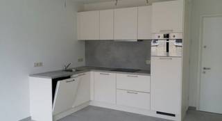 Dit recente en lichtrijke appartement aan de Genuastraat biedt de perfecte balans tussen rust en de dynamiek van het hippe Eilandje. Gelegen in een modern gebouw met een strakke bakstenen gevel, geniet u hier van hoogwaardig wooncomfort.Indeling:- open leefruimte met open keuken- apart toilet- berging/washok- badkamer- terrasExtra troeven:- zeer goed EPC label A- toplocatie- 2 fietsenplaatsen voorzien- terras- uitstekende mobiscore: 9,0/10De maandelijkse vaste kosten bedragen 85 euro per maand voor de kosten voor de gemene delen.Bent u geïnteresseerd in deze woning te huur in Antwerpen?Aarzel dan niet om een bezoekaanvraag in te dienen via onze website via de daar voorziene rode balk.Wenst u uw eigendom ook te koop of te huur te stellen? We helpen u graag verder. Steeds tot uw dienst om u verder te helpen met al uw vragen over vastgoed.