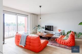 ZIE BEZOEKMOMENT op de site www.makelaarshuys.be : Dit ruim en instapklaar appartement opgeleverd in 2013 is gelegen in de mooie residentie SERVAES. Het appartement bevindt zich op het 6de verdiep links (zicht op het gebouw) en kijkt uit over het groene Gent/Drongen langs de voorzijde en het stadscentrum langs de achterzijde. Binnen is dit appartement voorzien van een gezellige en lichtrijke iving (parket) met zithoek en eetplaats. Deze living gaat over in de volledig geinstalleerde keuken met alle toestellen. Door de keuken heen komen we in een privéhall met afzondelijk toilet, berging en verder 1ste ruime slaapkamer. Deze kamer heeft ook de toegang tot de badkamer met ligbad, dubbele lavabo en inloopdouche. De 2 de kamer heeft ook een rechtstreekse toegang tot deze zelfde badkamer. Deze huidige badkamer is opsplitsbaar via een glazen wand waardoor op zich elke kamer een badkamer kan hebben. Dit appartement is voorzien van een terras, een ruime kelder B7-8 en een ondergrondse staanplaats P1 die te bereiken is via de autolift. Er is tevens een gemeenschappelijke fietsenberging. Het Epc is uiteraard gunstig, De elektriciteit is conform. <br />Interesse in dit toch wel mooi appartement? mail op alain@makelaarshuys.be of bel op 0468254891