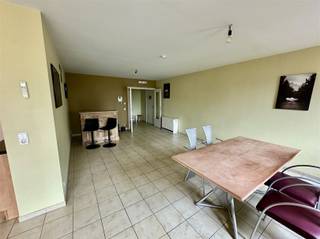 <p>Gunstig gelegen appartement op het tweede verdiep van Residentie Lucas.<br />Op wandelafstand heb je het station van Oudenaarde, de winkels, de Grote Markt van Oudenaarde...</p><p>Het appartement omvat een ruime inkomhal, woonkamer, berging, toilet, keuken, badkamer, 2 slaapkamers en een terras.<br />Er is ook een ondergrondse garagebox ( 8)en kelderberging (K21), inclusief in de huurprijs.<br />De maandelijkse lasten bedragen €70/maand.</p><p>Interesse?<br />Vraag uw bezoek aan via onze website www.immodhondt.be </p>