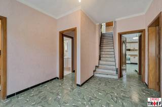 Deze ruime gezinswoning is gelegen op een perceel van 21a15(!) waar u geniet van een onverstoord uitzicht op het omliggende groen in het...