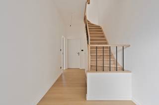 <p>Immo Pické biedt U deze volledig gerenoveerde woning aan gelegen in de onmiddellijke omgeving van scholen, winkels, openbaar vervoer en de belangrijkste verbindingswegen. Op de gelijkvloerse verdieping bestaat deze woning uit een ruime inkomhal met apart toilet en wasplaats, een zeer grote en lichtrijke leefruimte (50 m2) en een mooie ruimte voor het plaatsen van een prachtige keuken. De keuken is momenteel nog niet geplaatst, maar kan alsnog geplaatst worden door de keukenleverancier (zie 3D-beelden). Op de eerste verdieping beschikt deze woning over een ruimte nachthal, twee grote slaapkamers (16 en 15 m2), een badkamer (met bad en WC) en een bureauruimte. Via een vaste trap begeven we ons op de zolderverdieping, waar een grote masterbedroom werd ingericht met ensuite badkamer (met douche, lavabo en WC). Achteraan beschikt deze woning nog over een prachtig grote tuin en terras. Extra informatie: woning werd volledig gerenoveerd in 2025. Elektriciteit conform tot 2051, CV op gas (2025), nieuw dak met isolatie (2025), driedubbele beglazing in PVC, ...</p>