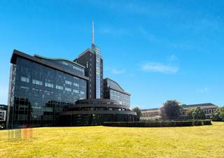 Dit uitstekend gelegen kantoor van 512 m² is te huur langs de bedrijvige Martelaarslaan (R40), de kleine ring van Gent. De Martelaarslaan is...