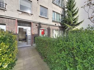 OPGELET: om dit pand te huren of bezichtigen vragen wij steeds eerst een virtueel bezoek te brengen aan het pand. Ga hiervoor naar www.rosseel.be en vul de referentie T122 in het veld ‘zoek’ bovenaan rechts. Kies dan ‘360°’. De website helpt je nu verder voor de volgende stappen.<br /><br />Instapklaar 2 slaapkamer-appartement vlakbij Sint-Pietersstation met inkom, leefruimte, keuken met toestellen (oven, gasvuur en dampkap), 2 slaapkamers, bureau, badkamer, toilet en terras. Bovenop de huur komen maandelijks 50 euro (voorschot) ( kost.gemeenschap). Dit appartement is onmiddellijk beschikbaar.<br /><br />Inbegrepen in de huurprijs: garagebox en 2 kelderbergingen.