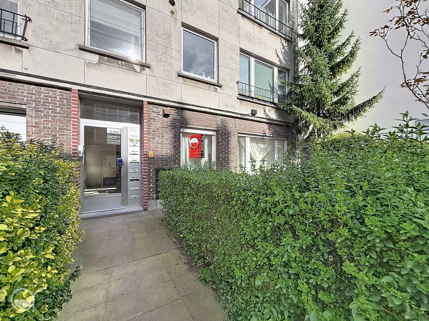 Gelijkvloers 2 slaapkamer-appartement nabij het Sint-Pietersstation met garagebox te huur - foto 1