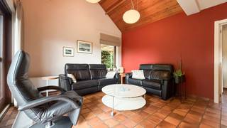 Bij ImmoFusion 7/7 “open huis” : klik op onze 3D-TOUR.<br />Ervaar vastgoed alsof je er zelf doorloopt!<br /><br /><br />Welkom in deze ruime en charmante gezinswoning gelegen in het hippe Boekt, waar comfort, ruimte en een praktische indeling centraal staan. Met vier volwaardige slaapkamers, een mooie aangelegde tuin en een gezellige leefruimte biedt deze woning alle troeven voor gezinnen die op zoek zijn naar een aangename thuisbasis met veel mogelijkheden. Dankzij de grote ruimtes, de mooie lichtinval en de verzorgde inrichting voelt u zich hier meteen thuis.<br />Daarnaast is er beneden de mogelijkheid om een praktijkruimte te voorzien of een activiteit uit te oefenen als zelfstandige!<br /><br /><br />Bij het binnenkomen betreedt u de inkomhal waar zich onmiddellijk de trap naar de bovenverdieping bevindt. Vanuit de hal krijgt u toegang tot de verschillende leefruimtes van de woning. De leefruimte werd ingericht als een gezellige en ruime living waar voldoende plaats is voor een comfortabele zithoek en een grote eettafel. Dankzij de verbinding met de keuken ontstaat er een aangenaam open gevoel en geniet u bovendien van een mooi zicht op de tuin.<br /><br /><br />Aansluitend bevindt zich de volwaardige keuken, praktisch ingericht met voldoende kastruimte en werkoppervlakte. Door de aangename connectie met de leefruimte vormt dit het ideale hart van de woning voor gezellige familiemomenten of etentjes met vrienden.<br /><br /><br />Verder beschikt de woning op het gelijkvloers nog over een handige wasruimte en een extra polyvalente ruimte die perfect kan dienen als bureauruimte, speelkamer, hobbyruimte of gezellige leeshoek. Ook vanuit deze ruimte geniet u van een rustgevend zicht op de tuin. Daarnaast bevindt zich beneden nog een apart toilet.<br /><br /><br />Op de bovenverdieping vindt u vier volwaardige slaapkamers terug. Drie ruime slaapkamers bieden voldoende plaats en genieten van een aangename lichtinval. De vierde kamer kan perfect ingericht worden als logeerkamer, dressing of bureau. De badkamer is praktisch ingericht en beschikt zowel over een aparte douche als een comfortabel ligbad, ideaal voor gezinnen.<br /><br /><br />Buiten beschikt deze woning over een grote en mooi aangelegde tuin waar tuinliefhebbers volledig tot rust kunnen komen. Dankzij het ruime perceel geniet u hier van veel privacy en voldoende ruimte om te ontspannen, spelen of gezellig te tafelen tijdens de zomermaanden. De aanwezige carport zorgt bovendien voor extra comfort en voldoende parkeermogelijkheden.<br /><br /><br />De woning biedt een uitstekende combinatie van ruimte, functionaliteit en gezelligheid en vormt hierdoor de ideale gezinswoning voor wie op zoek is naar een comfortabele woonomgeving met tal van mogelijkheden.<br /><br /><br />Pluspunten:<br />- gelegen te Boekt, the place to be, Boekt is in volle ontwikkeling! wees er snel bij!<br />- 4 volwaardige slaapkamers<br />- Praktische indeling<br />- Grote leefruimtes<br />- Mooie aangelegde tuin<br />- Carport aanwezig<br />- Extra polyvalente ruimte/bureau<br />- Veel lichtinval<br />- Ideale gezinswoning<br /><br /><br />Voor een bezichtiging ter plaatse of meer info, bel ons op 078/78.78.70, of kom gewoon binnen op ons kantoor, steeds welkom!
