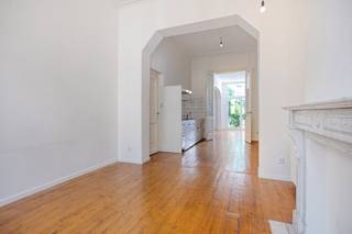 La maison à vendre avec quatre chambres et un grand jardin de ville à rafraîchir est située dans un quartier populaire de la Lange Leemstraat. Il s'agit d'un emplacement très central à proximité du quartier vert, de Zurenborg, de la gare de Berchem et d'autres routes d'accès principales. DispositionLa maison est actuellement divisée en deux appartementssous-sol spacieuxrez-de-chaussée :- hall d'entrée- espace de vie- cuisine ouverte avec coin repas- salle de bain- Jardin urbain de 50 m² orienté sudpremier étage :- salle de bain- cuisine (peut être convertie en chambre)- deux chambresdeuxième étage :- deux chambresLoft avantages :- emplacement idéal- peut être fini à votre goût- le jardin est également accessible par une porte d'entrée séparée côté rueCe bien est proposé à la vente au prix demandé de 749 000 euros.Vous êtes intéressé par un appartement ou une maison à vendre à Anvers ? N'hésitez pas à nous contacter. Si vous souhaitez proposer votre propre propriété à la vente, veuillez nous contacter pour une estimation gratuite, par téléphone au 03/206.76.76 ou par e-mail à antwerpen@dewaele.com.CPE : 382 kWh/m²CPE : 275 kWh/m²Registre des mesures: non