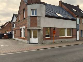 Volledig gerenoveerd handelspand geschikt voor verschillende doeleinden (horeca, kapper, winkel, kantoor, enz...) op een hoek, met kelder, vlakbij...