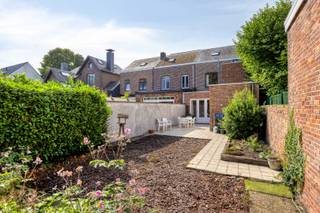 Deze charmante rijwoning is gelegen aan de vernieuwde Maastrichtersteenweg op slechts 600 meter van het trein- en busstation en het...
