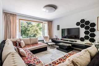 <p><span>Hoek-appartement met 3 slaapkamers en terras!</span></p><p><span>Dit ruim en lichtrijk appartement ligt op de 1</span><span><sup>st</sup></span><span><sup>e </sup></span><span>verdieping van een uitstekend onderhouden gebouw met toplocatie. Winkels, parken, scholen, horeca, sportfaciliteiten, openbaar vervoer en invalswegen zijn steeds vlakbij, evenals het bruisende Antwerpse stadsleven. Vanuit bijna elke ruimte kijkt u uit op de omringende natuurpracht, uw privacy is dan ook verzekerd. Met dank aan onder meer de HR ramen en de recente gevelisolatie heeft het appartement een gunstig EPC, bovendien is het ook asbestveilig en is de elektriciteit conform. Kortom, een garantie op kwalitatief en zorgeloos wonen en/of investeren daar het appartement momenteel verhuurd is.</span></p><p><span> </span></p><p><span>Inkomhal, leefruimte &amp; keuken:</span></p><p><span>De aparte inkomhal op dambord tegelvloer huisvest een ingemaakte vestiaire, een kleine berging en de parlofoon. De leefruimte kijkt uit op het groen en ligt net als de slaapkamers op een prachtige blokjesparket, echter hebben de huurders hier ter bescherming een laminaat over gelegd. De keuken ligt aanpalend de woonkamer en omvat een keramisch vuur, dampkap, koelkast, vaatwasser en de aansluitingen voor wasmachine en droogkast. Toekomstgericht heeft u dus de mogelijkheid om de keuken open te trekken. De wederkerende blauwe tapijt-vloeren werden op initiatief van de huurders over de authentieke tegelvloeren gelegd en zullen uiteraard na het einde van de huur verwijderd worden. </span></p><p><span> </span></p><p><span>Nachthal, slaapkamers, badkamer &amp; toilet:</span></p><p><span>Via de nachthal met ingemaakte kast bereikt u de badkamer, de slaapkamers en het aparte gastentoilet met groene mozaïek en handenwasser. Alle slaapkamers liggen op blokjesparket en 2 kamers verlenen rechtstreeks toegang tot het terras. De riante master geniet enorm veel lichtinval dankzij de hoekligging en de kleinere kamer voorziet in een ingewerkte kast. De badkamer is uitgerust met een bad/douche combinatie, een wasmeubel met spiegelkast, een 2e toilet alsook mechanische ventilatie.</span></p><p><span> </span></p><p><span>Terras, kelder, autostaanplaats &amp; fietsberging:</span></p><p><span>Op het zuidwest-geörienteerd terras kan u in alle rust en stilte volop genieten van de groene omgeving, een streepje zon, al dan niet vergezeld van een goed glas wijn of sprankelend aperitief. De kelderberging is inbegrepen. De bovengrondse autostaanplaats is optioneel (€ 10.000). Fietsen kunnen zowel onder- alsook bovengronds steeds veilig gestald worden.</span></p><p><span> </span></p><p><span>Extra troeven:</span></p><p><span>- Toplocatie</span></p><p><span>- EPC B</span></p><p><span>- Elektriciteit conform</span></p><p><span>- Asbestveilig</span></p><p><span>- HR ramen</span></p><p><span>- ZW-terras</span></p><p><span>- Staat van het gebouw (recente terrassen, dak- en gevelisolatie/-renovatie,...)</span></p><p><span>- Kelder, fietsberging &amp; autostaanplaats</span></p><p><span> </span></p>