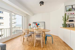 <p>Te koop: gerenoveerd appartement in Oostende, Luxemburgstraat, met zijdelings zeezicht en op korte afstand van zee, duinen en openbaar vervoer.</p>

<p> </p>

<p>Dit volledig instapklare appartement, combineert een frisse renovatie met een unieke ligging. Vanuit de woonkamer geniet u van een zijdelings uitzicht op de zee, terwijl alle voorzieningen zoals winkels, restaurants en het station op wandelafstand liggen. Dankzij het EPC-label B is het energiezuinig en klaar voor direct gebruik.</p>

<p> </p>

<p>Belangrijkste ruimtes:<br />• Living met veel lichtinval en zijdelings zeezicht<br />• Volledig uitgeruste moderne keuken<br />• Drie slaapkamers, ideaal voor gezin of gasten<br />• Badkamer met verzorgde afwerking<br />• Nachthal met toegang tot de kamers<br />• Berging met technische ruimte<br />• Fietsenstalling<br />• Apart toilet<br />• Kelder voor extra opslag</p>

<p> </p>

<p>Troeven:<br />• Gerenoveerd en volledig instapklaar<br />• Zijdelings zeezicht vanuit de woonkamer<br />• Ligging nabij zee, duinen en openbaar vervoer</p>
