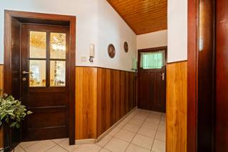 <p><u><strong>Te koop:</strong></u> gelijkvloers appartement in het centrum van Zaventem, op een uitstekende locatie nabij openbaar vervoer en invalswegen.<br /><br />Dit charmante appartement, gebouwd in 1929, combineert karakter met praktische troeven. Dankzij het EPC-label C is het een goede investering voor wie op zoek is naar een energiezuinige woning. De ligging in het hart van Zaventem zorgt voor een vlotte verbinding naar Brussel en de luchthaven. Bovendien geniet u van een privé terras, een ruime tuin van 170 m², kelder, garage en eigen parkeerplaats.<br /><br /><u><strong>Belangrijkste ruimtes:</strong></u><br />• Woonkamer (30 m²) met veel lichtinval<br />• Keuken (10 m²) met directe toegang tot de veranda (13 m²)<br />• Badkamer (6 m²)<br />• Twee slaapkamers (13 m² elk)<br />• Inkomhal (8 m²)<br />• Garage en aparte parkeerplaats<br />• Privé terras en tuin (170 m²)<br /><br /><u><strong>Troeven:</strong></u><br />• EPC-label C: energiezuinige investering<br />• Centrale ligging in Zaventem, nabij openbaar vervoer en invalswegen<br />• Privé buitenruimte met terras, tuin, kelder, zolder, garage en parkeerplaats.<br /><br />Meer informatie of een bezoek met Joery Van De Gucht? Contacteer ons via +3223351115<br />JOUW DROOMAPPARTEMENT. ZO GEVONDEN!</p>
