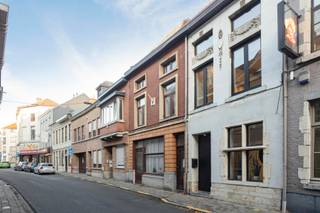 Charmante en prachtige vernieuwde woning vlakbij het centrum van Tienen. Indeling: Gelijkvloers: Inkomhal met apart toilet en berging met...