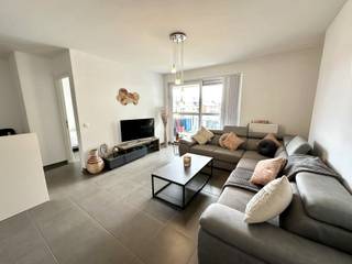 Zeer gunstig gelegen 2 slaapkamer appartement in de nabijheid van station, winkels, scholen en openbaar vervoer. Indeling: eerste...