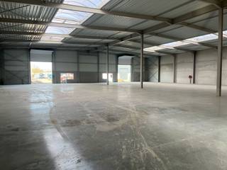 <p>Modern magazijn van 1.400m² met 2 sectionaal poorten.</p>
<span>Kenmerken :<br /></span>- casco oplevering<br />- vrije hoogte 6m<br />- 2 sectionaal poorten 4x4m<br />- water en electriciteit<br />- rookkoepels<br />- lichtstraat<br />- polybetonvloer<br />- parkeerplaatsen op grasdals<br /><br /><span>Te koop beschikbaar</span> :<br /><br />Unit 2 - 300m²<br />Unit 7 - 1.400m²