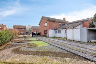 [[ DIT PAND NEEMT DEEL AAN DE ERA OPEN HUIZEN DAG OP 13/6 VAN 13:00 TOT 14:00 ]] Te koop: halfopen huis in de Steenovenstraat, Beringen, gelegen in een rustige woonkern met groene omgeving.
<p> </p>

<p>Deze gezinswoning biedt een praktische indeling en een aangename ligging. Op wandelafstand van lokale voorzieningen en omgeven door groen, geniet u hier van een rustige woonomgeving met vlotte verbindingen naar het centrum en omliggende gemeenten. De woning beschikt over drie slaapkamers, een ruime woonkamer en een functionele keuken, ideaal voor gezinnen die op zoek zijn naar comfort en ruimte.</p>

<p> </p>

<p>Belangrijkste ruimtes:</p>

<p>• Inkomhal met toegang tot de leefruimtes</p>

<p>• Ruime woonkamer met veel lichtinval</p>

<p>• Functionele keuken met voldoende opbergruimte</p>

<p>• Wasplaats voor extra praktisch gemak</p>

<p>• Drie slaapkamers, geschikt voor gezin of thuiswerk</p>

<p>• Badkamer met ligbad en wastafel</p>

<p>• Apart toilet</p>

<p> </p>

<p>Troeven:</p>

<p>• Rustige ligging in woonkern met groene omgeving</p>

<p>• Drie volwaardige slaapkamers</p>

<p>• Praktische indeling met aparte wasplaats</p>

<p> </p>

<p>Neem vandaag nog contact op met uw ERA-makelaar voor een bezoek.</p>

<p> </p>

<p>JOUW DROOMHUIS. ZO GEVONDEN!</p>