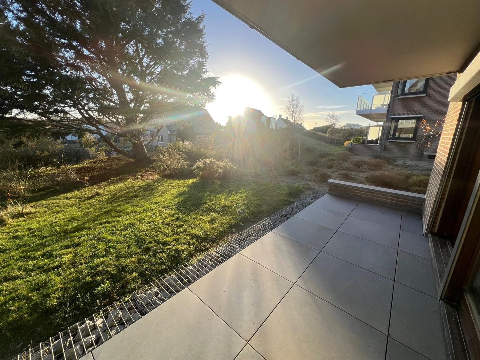 Zuidgericht appartement met groot terras en prachtig duinenzicht op toplocatie! - foto 1