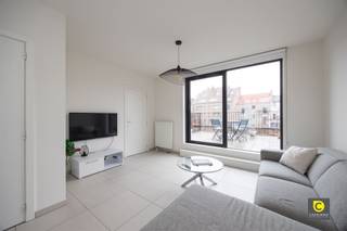 <p><span>Modern 1 slaapkamer appartement met 2 terrassen!</span><span> </span></p><p><span>Gelegen op de tweede en tevens ook de bovenste verdieping van een recent gebouw. In de straat komt geen doorgaand verkeer, doordat we ons bevinden in een doodlopende straat midden in de Dam-wijk. Deze handige ligging maakt van het appartement een rustige uitvalsbasis met alsnog alle voornaamste invalswegen vlakbij. Zo bereik je zonder moeite het centrum van de stad. </span></p><p><span> </span></p><p><span>De indeling van het appartement is als volgt:</span></p><p><span> </span></p><p><span>We betreden het appartement via een handige inkomhal waar je je jas en schoenen makkelijk kan uit doen. Van hieruit hebben we meteen toegang tot de mooie leefruimte. </span></p><p><span>Dankzij de grote terrassen en ramen langs weerskanten van de leefruimte geniet je hier van een heerlijke lichtinval. De open keuken met eiland werd compleet uitgerust. Naast de verschillende kasten en schuiven werd de keuken voorzien van kwalitatieve toestellen. Inductievuur met dampkap, koelkast, aparte vriezer, combi-oven en vaatwasser zijn allemaal aanwezig. Het grote raam naast de keuken biedt toegang tot het eerste terras, gelegen aan de voorzijde van het gebouw. Aansluitend is er nog een handige berging aanwezig met aansluiting voor een wasmachine/droogkast.</span></p><p><span> </span></p><p><span>Via het schuifraam aan de andere kant van de woonkamer hebben we toegang tot het tweede terras aan de achterzijde van het gebouw. De zuidelijke oriëntatie en de open ligging maakt hiervan een uitstekende plek om te genieten van de zon.</span></p><p><span> </span></p><p><span>Naast de woonkamer bevindt zich de slaapkamer, die verder goed voorzien werd van verschillende ingebouwde kasten voor voldoende opbergruimte.</span></p><p><span> </span></p><p><span>In de praktische badkamer vinden we een grote inloopdouche, lavabomeubel met grote schuiven en een hangkast. </span></p><p><span>Het aparte toilet is in de inkomhal te vinden.</span></p><p><span> </span></p><p><span>Ondergronds werd een gemeenschappelijke, afsluitbare fietsenberging voorzien, alsook een handige kelderberging. </span></p><p><span>Bijkomend is er nog een parkeerplaats bij aan te kopen voor €27.000,00.</span></p><p><span> </span></p><p><span>Momenteel verhuurd voor een degelijk nettorendement van </span><span>+</span><span> 3,4%.</span></p><p><span> </span></p><p><span>Troeven</span></p><ul><li><span>Gelegen in een rustige wijk</span></li><li><span>Zeer goed EPC (158 kWh/m</span><span><sup>2</sup></span><span>jaar)</span></li><li><span>Weloverwogen indeling</span></li><li><span>2 terrassen (Zuid en Noord georiënteerd)</span></li><li><span>Parkeerplaats + fietsenberging</span></li></ul>