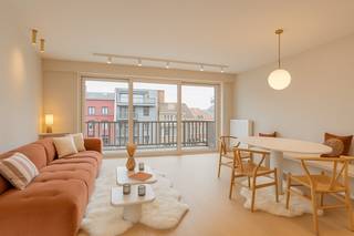 Ontdek dit breed en aangenaam appartement met twee volwaardige slaapkamers, ideaal gelegen op de Lippenslaan, het kloppende hart van...