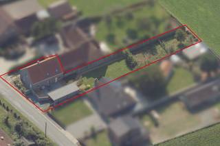 Volledig gerenoveerde en instapklare woning. Rustig en landelijk gelegen.<p>De woning werd van 'top tot teen' volledig vernieuwd (o.a. nieuwe vloerplaat, isolatie, ramen, dak, carport, elektriciteit, enz.). Bovendien gaat het hier om een zeer energiezuinige woning met label B.</p><p><br /></p><p>Buiten is het heerlijk vertoeven op het zonnige terras en in de grote tuin, voorzien van een moestuin en kippenren. Naast de woning en de carport is er voldoende parkeergelegenheid. De praktische tuinberging maakt het geheel volledig af.</p><p><br /></p><p><u>INDELING:</u></p><p><strong>- Gelijkvloers: </strong>Inkomhal, zeer ruime en lichtrijke woonkamer met open keuken, eiland en eetplaats, aparte plaats voor bureel/speelhoek, apart toilet en aansluitend de berging/wasplaats met achterdeur naar terras.</p><p><strong>- 1ste verdiep:</strong> Nachthall (plaats voor bureel), 3 slaapkamers waarvan 1 met dressing. Zolder te bereiken via vouwtrap.</p><p><strong>- Exterieur:</strong> Voldoende parkeergelegenheid, een carport en tuinberging, een terras en een zeer grote, volledig omheinde tuin.</p><p><br /></p><p><u>PLUSPUNTEN:</u></p><p>+ Energiezuinige woning (B Label) + conform elektriciteit</p><p>+ Woning vollédig vernieuwd (2017-2018)</p><p>+ Totale oppervlakte van 862 m²</p><p>+ Landelijk en rustig gelegen</p><p>+ 3 regenputten (7.000l + 5.000l + 2.000l)</p><p>+ ...</p><p><br /></p><p>Bel vandaag nog voor meer inlichtingen of een bezoek!</p>