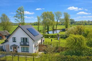 Ontdek deze volledig gerenoveerde, karaktervolle landelijke woning in het charmante Lovendegem, gelegen op een perceel dat uitblinkt in privacy, waar authenticiteit en hedendaags wooncomfort naadloos in elkaar overvloeien.
Bij het binnenkomen wordt u meteen gecharmeerd door de lichtrijke en bijzonder praktische indeling van de leefruimtes. De prachtige uitbouw zorgt voor een overvloed aan natuurlijk daglicht en creëert een harmonieuze verbinding met de tuin. Zowel de keuken, het salon als de leefruimte genieten van dit ruimtelijke en open gevoel. De stijlvolle landelijke keuken vormt het warme hart van de woning en beschikt over een gezellige eethoek en talrijke opbergmogelijkheden. Aansluitend bevindt zich een ruime en functionele wasplaats, wat het dagelijkse comfort aanzienlijk verhoogt.
Op de eerste verdieping bevinden zich drie volwaardige tweepersoonsslaapkamers, waarvan één met dressing. Elke kamer geniet van een open en groen uitzicht, met zicht op een grote vijver – een oase van rust en privacy. De charmante badkamer ademt klasse en elegantie, en is uitgerust met een romantisch bad op pootjes, een inloopdouche, toilet en uniek lavabomeubel, afgewerkt met duurzame en kwalitatieve materialen.
Deze instapklare woning beschikt bovendien over een inpandige garage en een uitzonderlijk ruime, volwassen tuin met een gunstige zuidoostelijke oriëntatie. Het aangename terras nodigt uit om volop te genieten van zonnige dagen en lange, sfeervolle avonden. Aansluitend aan het terras werd een prachtige vijver aangelegd met een rustgevend kabbelend watervalletje, wat bijdraagt aan de serene en landelijke sfeer. In de tuin is er bovendien ruimte voorzien voor het houden van kippen, wat het landelijke karakter extra benadrukt. Daarnaast beschikt u over een serre voor de liefhebber van tuinieren en een grote, passende stenen tuinberging die zorgt voor bijkomende praktische opbergruimte.
Bijkomende troeven zijn de extra bergruimte naast de badkamer, de zolder en de droge kelder, die zorgen voor optimaal praktisch comfort en extra opbergruimte.
Dankzij de strategische ligging geniet u van een vlotte verbinding naar Gent, Eeklo en Brugge, terwijl u toch in alle rust en groen kan wonen.

Wenst u deze unieke en instapklare eigendom zelf te ervaren? Neem dan contact op via 09 336 16 15 of mail naar info@vastgoedunicum.be. Wij begeleiden u graag bij een bezoek.

Virtuele rondleiding?
https://youtube.com/shorts/odv10yfZozc
