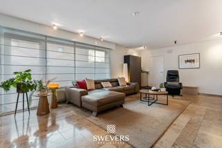 Voor meer info en foto’s, surf naar www.swevers.be – In de rustige Garenstraat 53 in Heusden-Zolder vindt u deze instapklare open bebouwing op een mooi zuidgericht perceel van 12a63ca. De woning, gebouwd in 1992, werd doorheen de jaren zorgvuldig onderhouden en vernieuwd, en combineert ruimte, licht en comfort op een praktische manier. Met een bewoonbare oppervlakte van 226 m² geniet u van een logische indeling en veel bruikbare ruimte. Op het gelijkvloers komt u binnen via de inkomhal met gastentoilet en ruimte voor een grote vestiaire. De lichtrijke leefruimte van 48 m² vormt het hart van de woning en biedt plaats voor een zit- en eethoek, met zicht op de tuin. Aansluitend ligt de vernieuwde keuken van 15 m², uitgerust met kwalitatieve toestellen. Verder zijn er een berging/wasplaats en een inpandige garage van 21 m². Op de verdieping bevinden zich 3 volwaardige slaapkamers, waaronder een master bedroom met dressing, een vernieuwde badkamer met inloopdouche en een apart toilet. Extra bergruimte is er dankzij de zolder en de ruime kelder van circa 100 m². Buiten geniet u van een verzorgd aangelegde tuin met meerdere terrassen, waaronder een overdekt terras. Bijkomende troeven zijn zonnepanelen met groenestroomcertificaten, airco’s, een Vaillant gasketel van 2016, 4-seizoensglas uit 2020 en een maatwerk wandmeubel met inbouwcassette in de leefruimte uit 2023. Dankzij de rustige ligging en de vlotte verbinding naar winkels, scholen, openbaar vervoer en autosnelwegen woont u hier bijzonder aangenaam. Voor meer informatie, bel 011 255 155. Bron bewoonbare oppervlakte: EPC – verslag.