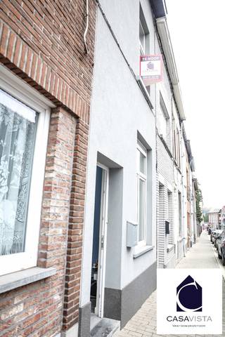 EXCELLENTE STADSWONING VOOR GEZIN. Deze gesloten bebouwing onderging een totaalrenovatie een aantal jaar geleden en werd vorig jaar nog volledig CONFORM gemaakt voor verhuur. Momenteel is de woning vrij van gebruik. Ideale gezinswoning in een zeer rustige straat maar net aan de rand van het handelscentrum en andere stadsfaciliteiten. Gekende standaardindeling met ruime voorplaats (uitermate geschikt als fietsberging, vestiaire, traphal) met daarachter een lichtrijke dubbele leefruimte met geïntegreerde keuken. In de achterbouw dan een wasplaats en badkamer. Buitenruimte is een leuke praktische koer met veel mogelijkheden. Eerste verdieping met twee ruime slaapkamers waarvan via 1 toegang tot de deels ingerichte zolder, met 1 slaapkamer en de andere ruimte een berging (totaal dus 4 slaapkamers mogelijk). Op de zolderkamer is er al eeb voorziening van tweede toilet. Een eigentijdse woning waar je onmiddellijk in kan wonen of die je meteen kan verhuren (richtprijs 800euro min) aangezien er een CONFORMITEITSATTEST verhuur aanwezig is. Zonnepanelen en iets betere dakisolatie zal het EPC niveau (met 304 dus heel dicht bij een C) nog aanzienlijk verbeteren. Vraag snel een bezoek aan deze interessante woning : vastgoedmakelaar Cedric informeert je. Vraag een bezoek aan via tel met zijn team op 054412500.