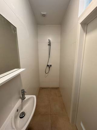 <strong>Gerenoveerde STUDENTEN-kamer (GEEN DOMICILIE MOGELIJK!) te huur in Gent, nabij UZ/station/overpoort</strong><br /><br /><strong>---> BEZOEKMOMENT MAANDAG 19/01! U kan de online kalender voor het bezoekmoment terugvinden via onze eigen website www.vastgoedspruyt.be.</strong><br /><br />Studentenkamer met een private kitchenette in de kamer. Gedeelde douchekamer + toilet (slechts met 1 andere kamer te delen).<br /><br />Deze kamer is vanaf 1 februari beschikbaar, aangezien de huidige huurder zijn studies heeft stopgezet.<br />De huurprijs is 575€ (+50€ provisie) / maand.<br /><br />Er is een gemeenschappelijke fietsenstalling achteraan het gebouw. Bushalte en horeca zijn om de hoek, tram en station zijn op wandelafstand, autosnelweg is zeer vlot bereikbaar. Op wandel- of fietsafstand van UZ Gent, Campus Sterre, Campus Voskenslaan en Complex Ledeganck, station Sint-Pieters en verschillende grootwarenhuizen (+aldi,smatch,carrefour &amp; frituur/chinees/italiaan).<br /><br />Het gebouw is volledig conform, zo werd er een conformiteitsattest &amp; brandweerverslag afgeleverd (Er is een rookmeldcentrale, brandblussers, branddekens, rookmelders, vluchtwegen,...).<br />Isolatie van de buitengevel zal dit jaar uitgevoerd worden, waardoor de EPC zal zakken van Label D naar Label A.<br /><br /><br /><br /><br /> 