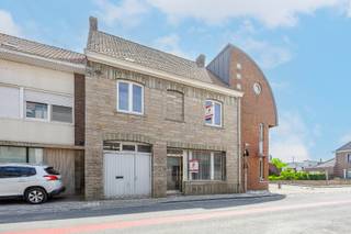 Deze te renoveren woning is terug te vinden in Wielsbeke, nabij centrum en alle faciliteiten ( scholen, winkels,....). Rechtstreekse toegang...
