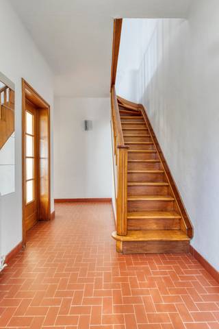 Zeer goed gelegen woning vlakbij het centrum van Ternat, winkels, scholen, openbaar vervoer en E40/Ring, Brussel.Deze woning biedt verrassend veel...