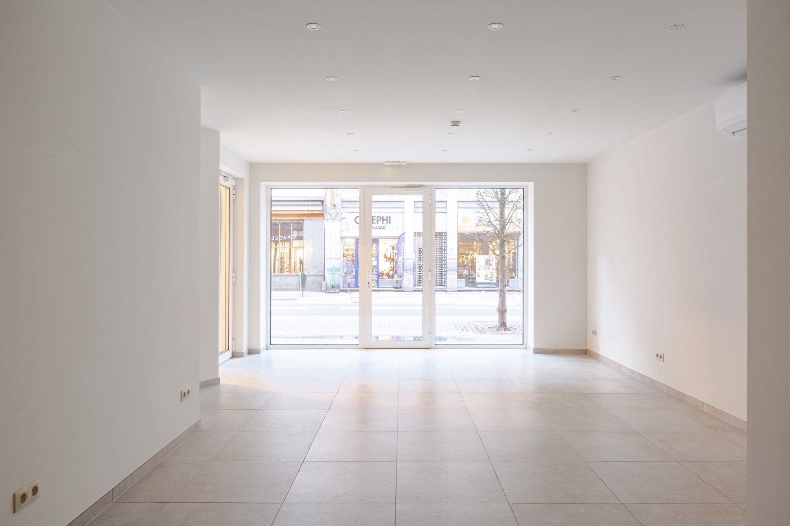 Gelijkvloerse handelsruimte op centrale ligging met uitzonderlijke visibiliteit - foto 4