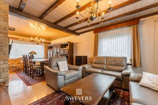 Voor meer info en foto’s, surf naar www.swevers.be – In een rustige omgeving in Peer bevindt zich deze open bebouwing uit 1975 op een uitzonderlijk ruim, zuid georiënteerd perceel van 1.897 m². De woning is in op te frissen staat, maar biedt een solide basis met vernieuwd dak (2009), superisolerende dubbele beglazing (2009) en een recente ketel (2023).<br />Via de inkomhal bereikt u de lichtrijke woonkamer van 30,40 m², met voldoende plaats voor een gezellige zithoek en eettafel. Aansluitend ligt de keuken van 14,04 m², met zicht op de tuin en potentieel om omgevormd te worden tot een moderne leefkeuken. Op het splitlevel bevinden zich drie slaapkamers van 14 m², 13,07 m² en 7,20 m², ideaal als gezinskamers, bureau of hobbyruimte. De badkamer is centraal gelegen en kan volledig naar hedendaags comfort worden vernieuwd.<br />Extra troeven zijn de kelder van 5,54 m² en de uitzonderlijk ruime garage van 63 m², geschikt voor meerdere wagens, opslag of atelier. De grote tuin geniet de hele dag zon en biedt tal van mogelijkheden voor terras, speelruimte of een groene oase in alle privacy.<br />De ligging is praktisch met winkels op 600 m, restaurants op 850 m, scholen op 1,1 km en openbaar vervoer op 750 m. De snelweg bereikt u op 20 km. Een ideale kans voor wie ruimte en renovatiepotentieel zoekt op een aantrekkelijke locatie in Peer. Voor meer informatie, bel 011 255 155. Bron bewoonbare oppervlakte: EPC – verslag.