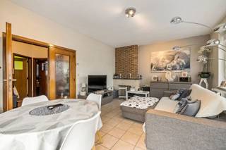 Graag bieden wij u dit appartement aan met staanplaats/open garage te Halle, op de 1ste verdieping. Het appartement werd als volgt ingedeeld:...