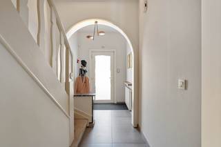 Deze goed gelegen woning onderging in 2015 een totaalrenovatie! Nadien werden zaken zoals zonnepanelen, een thuisbatterij, airco en de isolatie van de spouw in de voorgevel toegevoegd.<br />De doorgedreven dak- en gevelisolatie in combinatie met de ramen, zonnepanelen en thuisbatterij van 10kWh zorgen voor een mooie EPC-score van 118kWh(m²jaar). Mits het isoleren van het plafond van de garage en kelder bekomt u reeds een A-label! Elektriciteit conform! Asbestveilig! Niet-overstromingsgevoelig!<br /><br />Bestaande uit een inkomhal met een apart toilet en plaats voor vestiaire, een leefruimte met een zitplaats met een ingebouwd tv-meubel(Camber) en een eetplaats met een ingebouwde bibliotheekkast(Camber), een lichtrijke leefkeuken met een hoogwaardige en volledige ingerichte keuken, een schuifraam naar het terras en een praktische wasplaats met toegang tot de kelder.<br />Op de eerste verdieping zijn 2 mooie slaapkamers met inbouwkasten, een dressing met inbouwkasten, een badkamer met een ligbad én een douche en een nachthal met een berging gelegen.<br />De tweede verdieping bestaat uit een ruime en lichtrijke slaapkamer/hobbyruimte(opdeelbaar) en een tweede badkamer.<br />Het hoofdvolume van de woning is onderkelderd met verschillende droge bergkelders met een wastafel en inbouwkasten en een garage met een elektrische poort en een laadpunt. Voor de garage is een oprit voorzien zodanig dat u 2 wagens kan plaatsen.<br /><br />De tuin is zuidoost georiënteerd en aangelegd met een ruim terras met elektrische zonnewering, een grasveld en een tuinberging.<br /><br />De ligging is een grote troef! Net buiten het centrum van Leuven, maar toch alles op wandel/fietsafstand! Nabij verschillende bushaltes die verschillende lijnen bedienen, nabij het station en nabij een supermarkt, bakker, apotheek, sportfaciliteiten, speelpleinen,...... Topligging!<br /><br />Indien u deze aangename woning graag bezoekt dan kan u mij steeds bereiken via arnaut@immojanstas.be of op 0495292080.<br /><br />Bijkomende info (EPC, bodemattest, elektriciteitsattest, enz...) kan U hier downloaden ↓