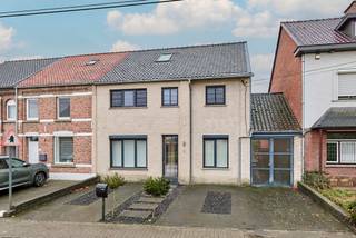 Verrassend ruime gezinswoning op een ZW georiënteerd perceel van 6a83caDeze instapklare woonst is gelegen op de Veerstraat 30 in Wellen op een mooi...