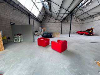 KALKEN - Deze nieuwbouw KMO-unit van maar liefst 266m² bevindt zich in een nieuwe ontwikkeling 'De Weverij' van 30 units. De ligging is bijzonder aantrekkelijk door de nabijheid van de E17 en R4.<br /><br />De geïsoleerde unit is voorzien van een sectionaalpoort (4,25m x 4m) en aparte toegangsdeur, aansluiting regenwater (gefilterd), aansluiting stadswater, internet, toilet en kabelgoten voor lichtpunten.<br /><br />Verder zijn er 2 staanplaatsen inbegrepen met de mogelijkheid tot het plaatsen van een laadpaal.<br /><br />De vrije hoogte bedraagt 5,3m.<br /><br />AK: € 50/maand<br /><br />Voor meer info of bezoek: 053/60.65.60