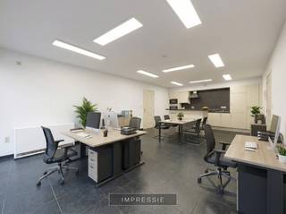 Bent u op zoek naar een gelijkvloers appartement? Of zoekt u een eigendom met zichtlocatie voor uw praktijk? <br />Reserveer dan nu uw persoonlijke rondleiding via lieselotte@reds.be <br /><br />INDELING:<br />Via een aparte inkomhal met ruimte voor een vestiairekast, betreedt u het appartement. Onmiddellijk vanuit deze inkomhal heeft u toegang tot een praktische berging en de eerste kamer die als slaapkamer of bureau kan gebruikt worden.<br /><br />De leefruimte bestaat uit een ruime living en een geïnstalleerde open keuken, ideaal voor een gezellige interactie tijdens het koken. De grote raampartij vooraan zorgt voor een natuurlijke lichtinval. <br /><br />Naast de woonkamer bevindt zich een nachthal met toeging tot de tweede slaapkamer, de badkamer en een extra berging/wasplaats. De badkamer is uitgerust met toilet, een bad/douche-combinatie en een lavabo.<br /><br />Een aparte garage achter het gebouw, een staanplaats voor de garage en een extra parkeerplaats aan de straatzijde. De parkeerplaatsen en garage zijn verplicht mee aan te kopen. <br /><br />BIJZONDERHEDEN:<br />+ potentieel praktijkruimte<br />+ aparte toegang per appartement<br />+ centraal gelegen<br />+ één garage en twee staanplaatsen bij aan te kopen (€ 30.000,00)<br /><br />Voor meer info of een bezoek ter plaatse kan u vrijblijvend contact opnemen met Lieselotte op 03.227.58.58 of lieselotte@reds.be.