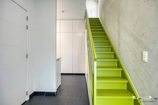 <p><span>Ruime en hoogwaardig afgewerkte woning met 4 slaapkamers te Ham</span></p><p><span>Bent u op zoek naar een </span><span>ruime, instapklare woning met een hoogwaardige afwerking, veel lichtinval en tal van praktische voorzieningen</span><span>? Dan is deze prachtige woning in Ham zeker het ontdekken waard.</span></p><p><span>Bij het betreden van de woning komt u in een </span><span>ruime inkomhal</span><span>, voorzien van handige ingemaakte kasten. </span></p><p><span>De </span><span>ruime leefruimte</span><span> vormt samen met de eetkamer een aangenaam en open geheel. Dankzij de grote raampartijen geniet deze ruimte van een </span><span>rijke natuurlijke lichtinval</span><span>, wat zorgt voor een warme en uitnodigende sfeer. De </span><span>volledig uitgeruste keuken</span><span> biedt alle comfort en beschikt over voldoende werk- en opbergruimte. Aansluitend bevindt zich de praktische </span><span>wasruimte</span><span>, voorzien van talrijke ingemaakte kasten. Daarnaast is er nog een extra </span><span>berging</span><span>, ideaal voor het netjes opbergen van allerhande spullen en huishoudelijke benodigdheden.</span></p><p><span>Op de eerste verdieping bevinden zich maar liefst </span><span>vier ruime slaapkamers</span><span>. Daarnaast beschikt de verdieping over een afzonderlijke </span><span>bureauruimte</span><span>, ideaal voor thuiswerk, studeren of als hobbyruimte. De badkamer sluit aan op een </span><span>praktische dressing</span><span>, wat zorgt voor extra comfort en opbergruimte.</span></p><p><span>Ook buiten heeft deze woning heel wat te bieden. De woning beschikt over een </span><span>mooie, volledig afgesloten tuin</span><span>, waardoor u in alle rust en privacy kunt genieten van het buitenleven. De tuin biedt bovendien voldoende ruimte voor ontspanning, spelende kinderen of gezellige momenten met familie en vrienden.</span></p><p><span> </span></p><h3><span>Enkele troeven op een rijtje:</span></h3><ul><li><span>EPC-label B</span></li><li><span>Elektrische installatie conform</span></li><li><span>Regenwaterput van maar liefst 10.000 liter</span></li><li><span>Zeer ruime woning</span></li><li><span>4 ruime slaapkamers + bureauruimte</span></li><li><span>Hoogwaardige afwerking</span></li><li><span>Talrijke ingemaakte kasten</span></li><li><span>Instapklaar en bijzonder praktisch ingedeeld</span></li></ul><p><span> </span></p><p><span>Een woning die ruimte, comfort en kwaliteit op een bijzonder aangename manier combineert. </span><span>Een bezoek is dan ook zeker de moeite waard!</span></p>