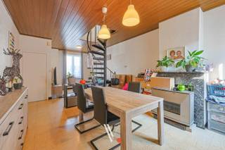 <p>In de Bruanestraat in Roeselare vinden we deze charmante, instapklare woning. De rustige ligging en praktische indeling maken dit pand een fijne thuis voor wie op zoek is naar comfortabel wonen. Dankzij de nabijheid van diverse voorzieningen geniet je hier van een vlot bereikbare ligging. <br /><br />De woning beschikt over een ruime woonkamer met aansluitend een functionele keuken en badkamer voorzien van aansluiting voor wasmachine. Op de eerste verdieping vinden we twee slaapkamers. De zolder met vaste trap biedt toegang tot extra bergruimte.<br />Verder beschikt deze woning over een zuidoost gerichte tuin met terras. <br /><br />Interesse? Neem contact op met Vanthuyne Vastgoed en plan je bezoek!</p>