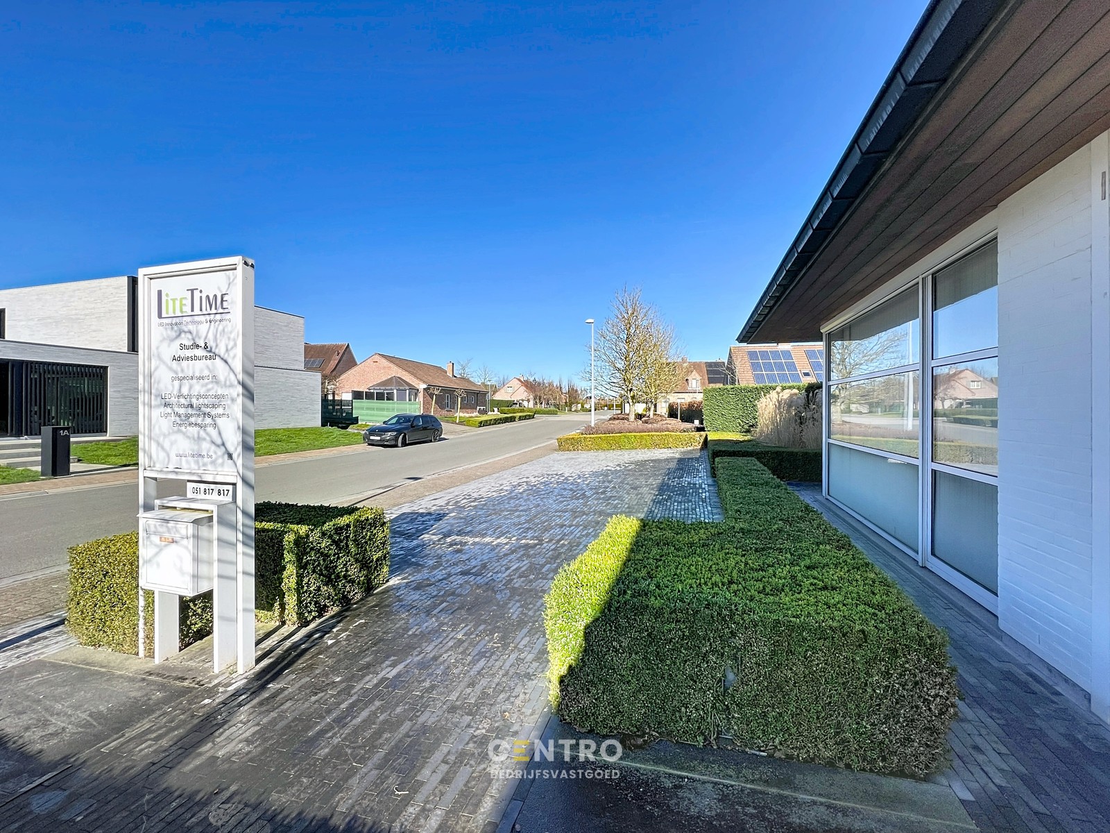 Instapklare, gemeubileerde KANTOORRUIMTE TE HUUR met 5 private parkeerplaatsen voor de deur. Op strategische ligging te Roeselare! - foto 4