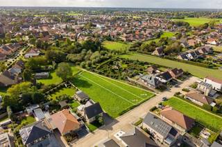 <p>Bouwgrond (lot 51) van 780 m² met zuidwestelijke oriëntatie voor halfopen bebouwing in Sint-Lenaarts</p><p>Op een aangename locatie in Sint-Lenaarts bevindt zich deze bouwgrond (lot 51) van 780 m², gelegen aan de E.Claeslaan 18, Sint-Lenaarts. Het perceel heeft een breedte van circa 10 meter, een diepte van circa 78 meter en geniet achteraan van een gunstige zuidwestelijke oriëntatie.</p><p>De grond is gelegen in woonuitbreidingsgebied en maakt deel uit van een goedgekeurde verkaveling. </p><p>Ook het aangrenzende perceel wordt te koop aangeboden:</p><p>- Prijs bouwgrond Lot 51 €245.000 – 780 m² </p><p>- Prijs bouwgrond Lot 52 €235.000 – 556 m²</p><p>Dankzij de mooie perceeldiepte en de zonnige oriëntatie biedt deze bouwgrond interessante mogelijkheden voor wie zijn eigen woning volledig naar wens wil realiseren.</p><p>Ook op het vlak van watergevoeligheid scoort het perceel gunstig: het is niet gelegen in een risicozone voor overstromingen en beschikt over een P-score A.</p><p>Bouwvoorschriften en verdere stedenbouwkundige informatie zijn beschikbaar op aanvraag.</p>